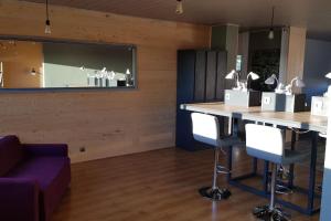 sala de estar con mesa y sofá en Bed & Working - Tramway - chambres partagées de 4 lits en Toulouse