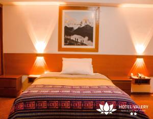 1 dormitorio con 1 cama con 2 luces encendidas en Hotel Valery 2 estrellas, en Huaraz