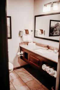 國際瀑布城的住宿－Cobblestone Hotel & Suites International Falls，一间带水槽和大镜子的浴室
