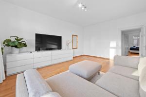 Una sala de estar con un sofá y un televisor. en Beautiful 80sqm Appartment in Berlin-Mitte, en Berlín