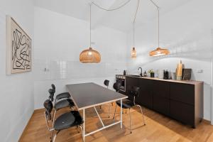 cocina con mesa y algunas sillas en Beautiful 80sqm Appartment in Berlin-Mitte, en Berlín 11 fotos más