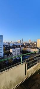 vistas a una ciudad con edificios y vías de tren en studio-centre-Thabor-balcon-1 personne en Rennes