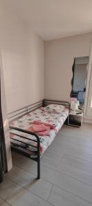 um pequeno quarto com uma cama num quarto em studio-centre-Thabor-balcon-1 personne em Rennes