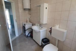 La salle de bains est pourvue de toilettes et d'un lavabo. dans l'établissement Apartment Divine Metković72m2, à Metković