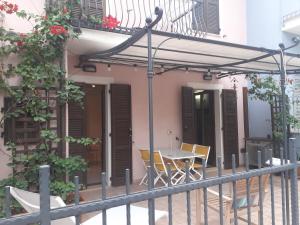 eine Terrasse mit einem Tisch und Stühlen auf dem Balkon in der Unterkunft Bouganville House in Senigallia