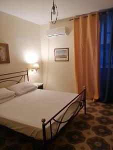 - une chambre avec un lit et une fenêtre dans l'établissement Dal corso al mare, à Spadafora