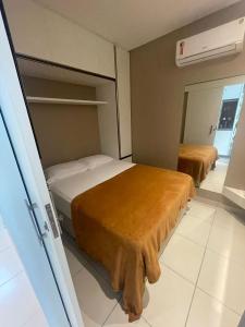 een slaapkamer met 2 bedden in een kamer bij Eco Resort Praia dos Carneiros - Flat 116CM, apartamento completo ao lado da igrejinha in Praia dos Carneiros