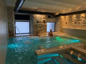 Bazén v ubytování Spa & Wellness by Des Anglais " Accesso SPA compreso" nebo v jeho okolí
