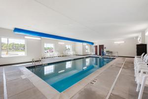 Bazén v ubytování Cobblestone Hotel & Suites - Urbana nebo v jeho okolí