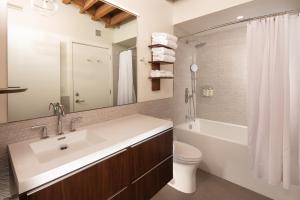 y baño con lavabo, aseo y espejo. en Elevation Lofts Hotel, en Asheville