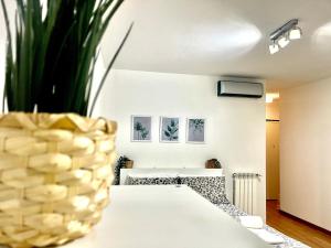 a living room with a table and a plant at Florence Green Apartment in Florence