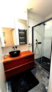 La salle de bains est pourvue d'un lavabo et d'une douche. dans l'établissement Apartman Nada, à Zagreb