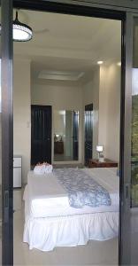 um quarto com uma grande cama branca num quarto em Taylors Country Home by Taylors Traveller's Inn- The Grande Second Floor em Catarman