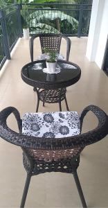 uma mesa e cadeiras em preto e branco num pátio em Taylors Country Home by Taylors Traveller's Inn- The Grande Second Floor em Catarman