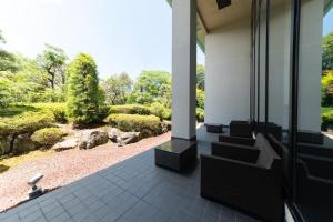 a screened porch with a view of a garden at 富士山の見える全室個室サウナ付旅館 しずく in Yamanakako