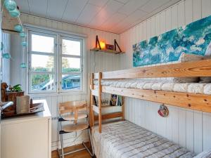 1 Schlafzimmer mit 2 Etagenbetten in einem Zimmer in der Unterkunft Holiday home Skibby XIII in Skibby