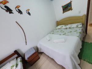 Habitación pequeña con cama y mesa pequeña en Casa da cachoeira - Ilhabela, en Ilhabela