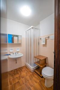 uma casa de banho com um WC e um lavatório em Appartamento con Vista! A Due Passi dalle Piste em Madonna di Campiglio