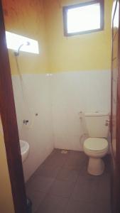 ギリ島にあるFamily bungalowのバスルーム(トイレ、洗面台付)、窓が備わります。