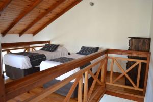 Cette chambre dispose de 2 lits et d'un balcon. dans l'établissement Ushuaia Center 4 People, à Ushuaia