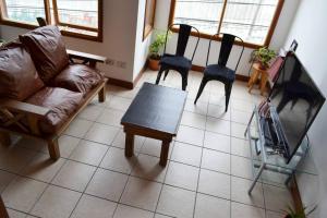 - un salon avec un canapé, des chaises et une télévision dans l'établissement Ushuaia Center 4 People, à Ushuaia