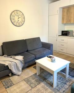 - un salon avec un canapé et une table dans l'établissement Apartment in the New Bazaar of Tirana - Hana Blu, à Tirana