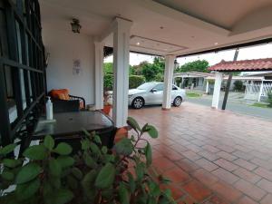 Un patio con un coche aparcado en una casa. en Hostal Compostela Inn, en David
