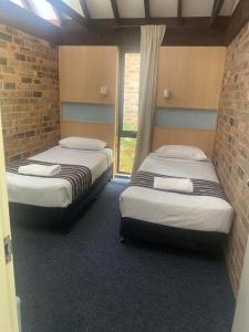 Avoca Beach Hotel客房内的一张或多张床位