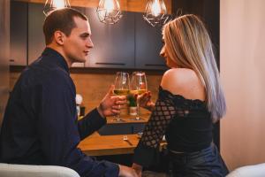 多博伊Spa Intimo Doboj的戴着酒杯的男人和女人