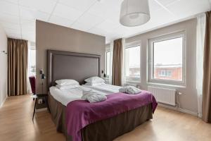 a bedroom with a large bed with towels on it at Best Western Plus Park Airport Hotel in Arlanda