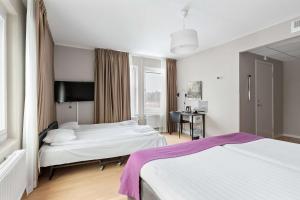 Cette chambre comprend deux lits et un bureau. dans l'établissement Best Western Plus Park Airport Hotel, à Arlanda