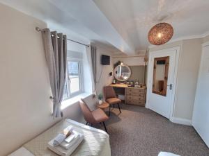 Habitación con cama, escritorio y espejo. en Creates en Monmouth