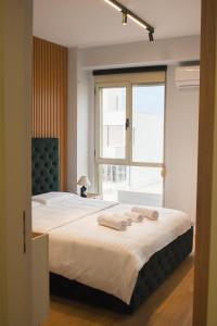 1 dormitorio con 1 cama grande y toallas. en City Center 8 - Tirana Way Apartments, en Tirana