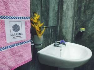 Un baño con un lavabo y una flor en un jarrón. en sahasna (one bedroom private villa), en Unawatuna 27 fotos más
