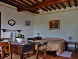ein Esszimmer mit einem Tisch und einem Bett in der Unterkunft Agriturismo Monterosello in Città di Castello