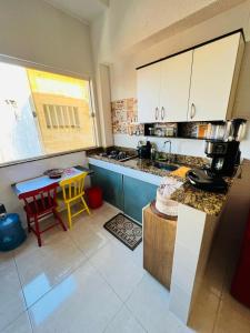 uma cozinha com um balcão e uma mesa em Apartamento encantador em salvador em Salvador