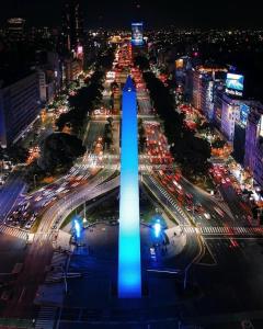 un obelisco grande con luces en una ciudad por la noche en Torre Imperial Buenos Aires en Buenos Aires