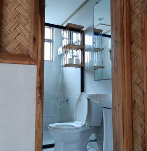 y baño con aseo y lavamanos. en Hut Sunset Island View, en El Nido