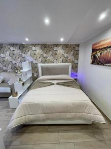 una camera con un grande letto e un dipinto sul muro di La Dimora Dei Sogni a Napoli