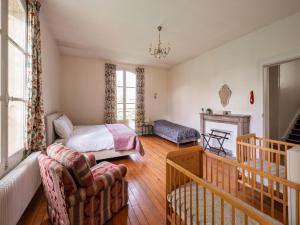 - un salon avec un lit et un canapé dans l'établissement Majestic villa in Pouru Saint Remy with garden, 