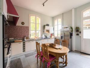 cocina con mesa de madera y nevera en Majestic villa in Pouru Saint Remy with garden, 