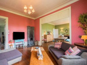 - un salon avec un canapé et une table dans l'établissement Majestic villa in Pouru Saint Remy with garden, 