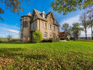 une vieille maison sur un champ herbeux dans l'établissement Majestic villa in Pouru Saint Remy with garden, 