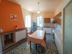 Ett kök eller pentry på Majestic holiday home in Montefalcone Appennino with garden
