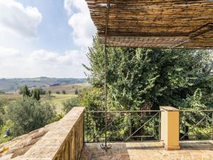 - une vue depuis la terrasse d'une maison avec un toit dans l'établissement Amazing villa in Osimo with private garden, à Osimo