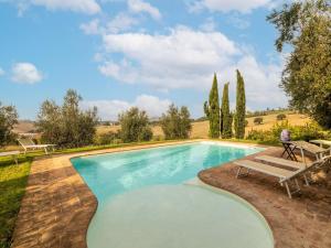 - une piscine avec un banc et une table dans l'établissement Amazing villa in Osimo with private garden, à Osimo