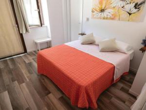 En eller flere senge i et værelse på Majestic holiday home in Montefalcone Appennino with garden