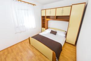 - une petite chambre avec un lit et une fenêtre dans l'établissement Apartment Vrsi - Mulo 5951d, à Vrsi