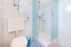 La salle de bains est pourvue d'une douche et de toilettes. dans l'établissement Apartment Vrsi - Mulo 5951d, à Vrsi