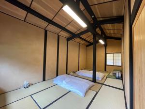 a bedroom with two beds in a room at Kabuto Villas ー古民家ステイー 